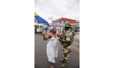 Des personnes fêtent le soutien aux putschistes dans la rue de Port-Gentil