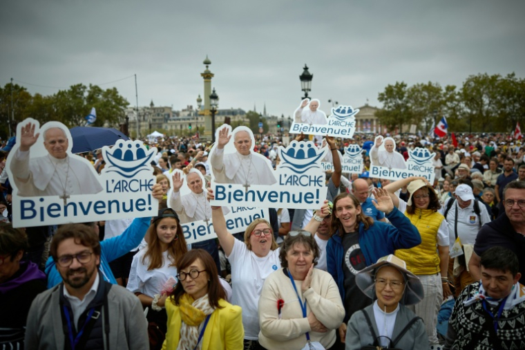 Foule réunie aux Champs-Elysées avant la venue du pape Léon XIV pour une messe place de la Concorde, le 26 septembre 2026 Paris  ( AFP / Kiran RIDLEY )