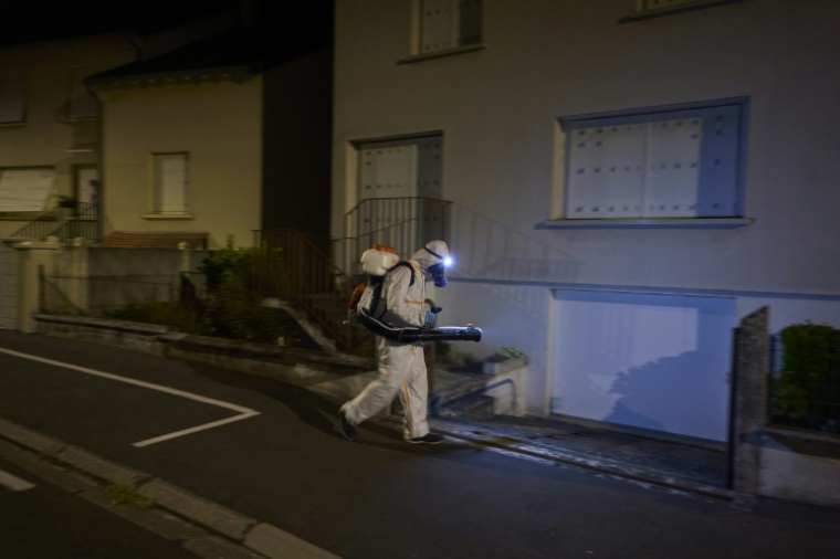 Un employé d'une société de lutte contre les insectes mène une opération de démoustication ordonnée par l'Agence régionale de santé à Bourges, dans le centre de la France, le 14 août 2025 ( AFP / Guillaume SOUVANT )