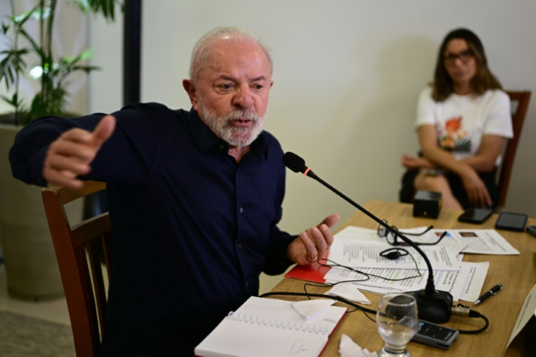 Le président brésilien Luiz Inacio Lula da Silva lors d'un entretien avec des agences de presse, avant la COP30, le 4 novembre 2025 à Belem, dans l'Etat du Para, au Brésil ( AFP / Pablo PORCIUNCULA )