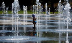 Un enfant se rafraichit dans une fontaine publique à Nice