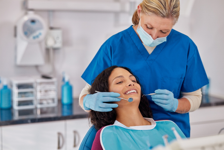 La r&eacute;forme &laquo;100 % sant&eacute;&raquo; plafonne les prix des proth&egrave;ses dentaires (couronnes, bridges, dentiers), en contrepartie d&rsquo;une revalorisation des soins buccodentaires fr&eacute;quents (traitement des caries, d&eacute;tartrage, etc.). (cr&eacute;dit: Adobe Stock)