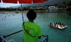Un sauveteur scrute les eaux du lac du Bourget, en Savoie, le 8 août 2025 ( AFP / JEAN-PHILIPPE KSIAZEK )