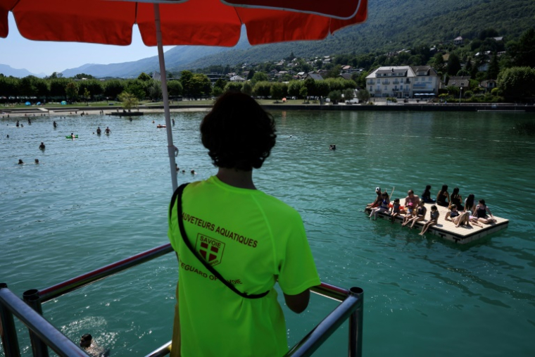 Un sauveteur scrute les eaux du lac du Bourget, en Savoie, le 8 août 2025 ( AFP / JEAN-PHILIPPE KSIAZEK )
