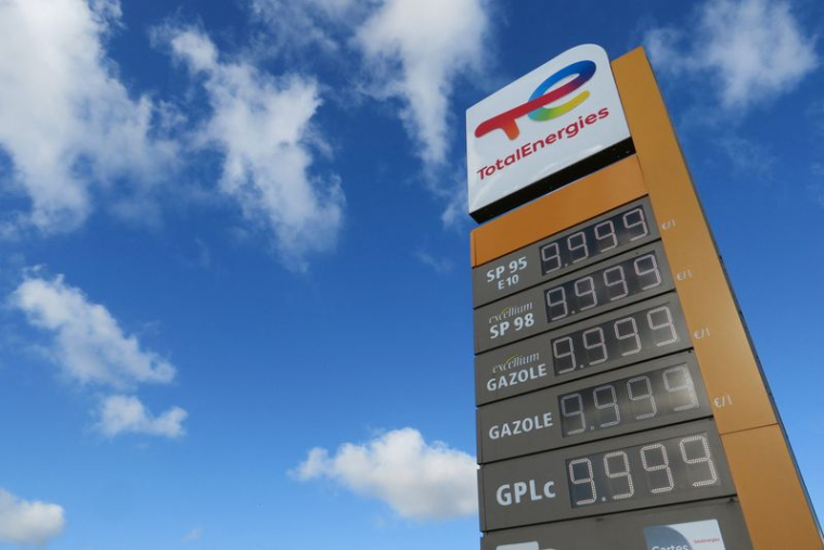 Le logo de TotalEnergies dans une station-service à Bugnicourt