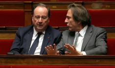 François Hollande et Jérôme Guedj à l'Assemblée nationale à Paris le 24 février 2026 ( AFP / Thomas SAMSON )