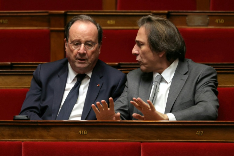 François Hollande et Jérôme Guedj à l'Assemblée nationale à Paris le 24 février 2026 ( AFP / Thomas SAMSON )