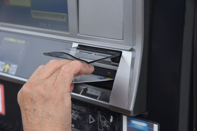 Malgr&eacute; un recul du skimming, continuez &agrave; &ecirc;tre vigilant lors de vos transactions physiques (Visuel Adobe Stock)