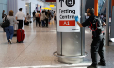 LA GRANDE-BRETAGNE N'EXIGERA PLUS DE TESTS POUR LES VOYAGEURS BRITANNIQUES ENTIÈREMENT VACCINÉS, RAPPORTE THE TIMES