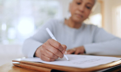 La rédaction de la clause bénéficiaire de votre assurance-vie ne doit pas être négligée ! / iStock.com - Jacob Wackerhausen