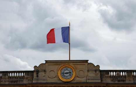 Un drapeau français au-dessus de l'Assemblée Nationale à Paris