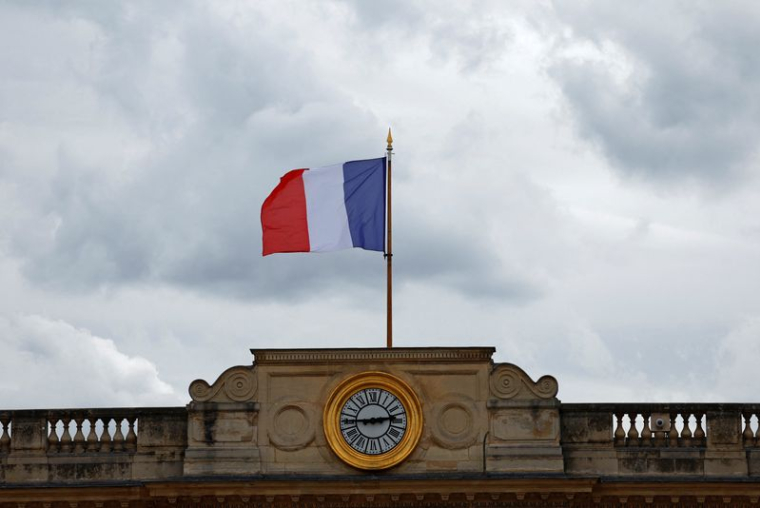 Un drapeau français au-dessus de l'Assemblée Nationale à Paris
