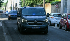 Un convoi de police arrive au palais de justice, le 15 juillet 2026 à Agen, pour une audience de Jérôme Barella, soupçonné du meurtre de la collégienne Lyhanna ( AFP / Lionel BONAVENTURE )