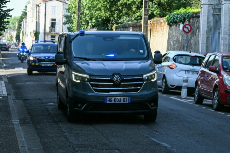 Un convoi de police arrive au palais de justice, le 15 juillet 2026 à Agen, pour une audience de Jérôme Barella, soupçonné du meurtre de la collégienne Lyhanna ( AFP / Lionel BONAVENTURE )