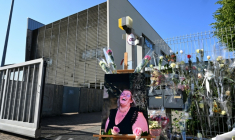 Des fleurs et un portrait en hommage à la surveillante poignardée à mort devant les grilles du collège Françoise-Dolto de Nogent, en Haute-Marne, le 13 juin 2025 ( AFP / FRANCOIS NASCIMBENI )