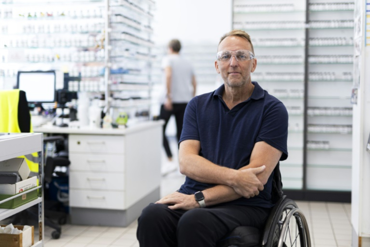 Marc vom Ende, maître parfumeur chargé de la formation des futurs "nez" dans le laboratoire du chimiste allemand Symrise, à Holzminden, le 8 juillet 2025 ( AFP / MICHAEL MATTHEY )