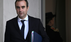 Le Premier ministre Sébastien Lecornu à la sortie du premier Conseil des ministres de son gouvernement à l'Elysée, le 14 octobre 2025 à Paris  ( AFP / JULIEN DE ROSA )