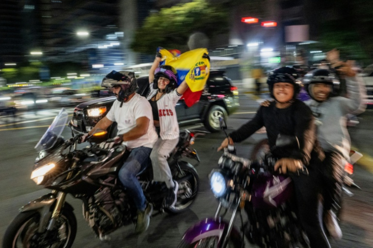 Des supporters vénézuéliens célèbrent la victoire de leur équipe nationale de baseball en finale de la Classique mondiale de baseball 2026 contre l'équipe des États-Unis, à Caracas, le 17 mars 2026 ( AFP / Juan BARRETO )