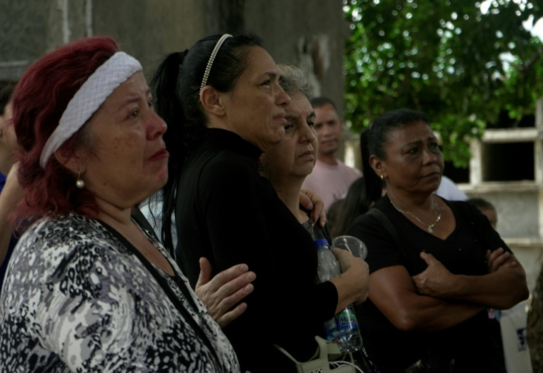 Des proches de victimes du double séisme au Venezuela se recueillent lors de leurs obsèques à Caracas le 29 juin 2026 ( AFP / Rosali Hernandez )