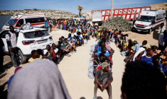 Des personnes migrantes attendent d'être transférées sur le continent, depuis Lampedusa en Italie