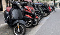 Des motos garées dans une rue de Paris