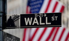 L'enseigne Wall Street à la Bourse de New York (NYSE) dans l'arrondissement de Manhattan à New York