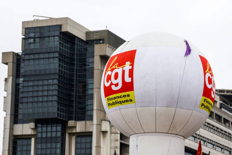 Le logo de la Confédération Générale du Travail (CGT) est visible près du ministère de l'Économie et des Finances à Paris