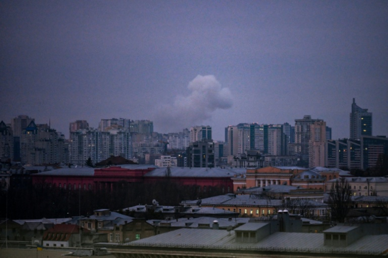 De la fumée s'élève dans le ciel de Kiev au petit matin après une attaque nocturne russe contre la capitale ukrainienne qui a fait au moins six morts le 25 novembre 2025 ( AFP / Sergei GAPON )