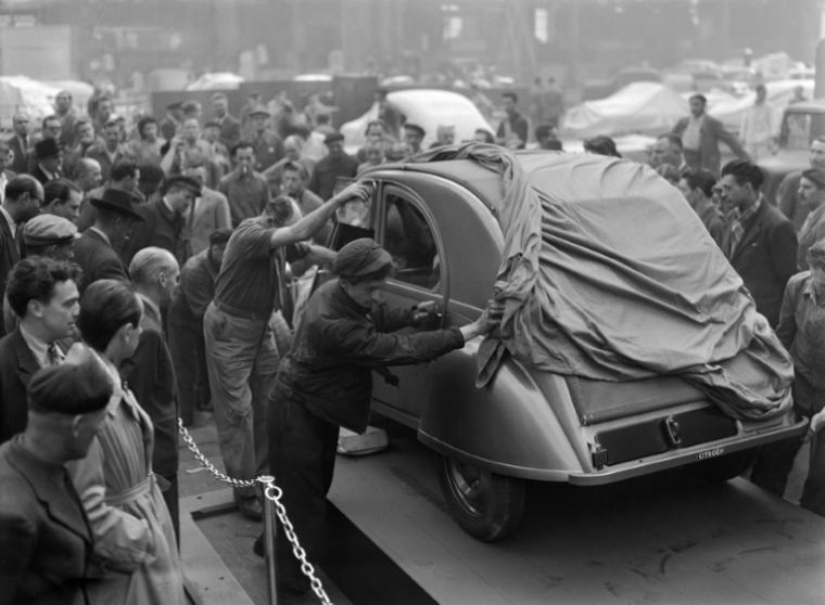 Arrivée du millésime 1949 de la 2CV au 36ème salon de l'auto, au Grand Palais de Paris, le 5 octore 1949. En 1948, la 2CV avait donné la liberté de mobilité à des millions de personnes, a rappelé Citroën. ( AFP / - )