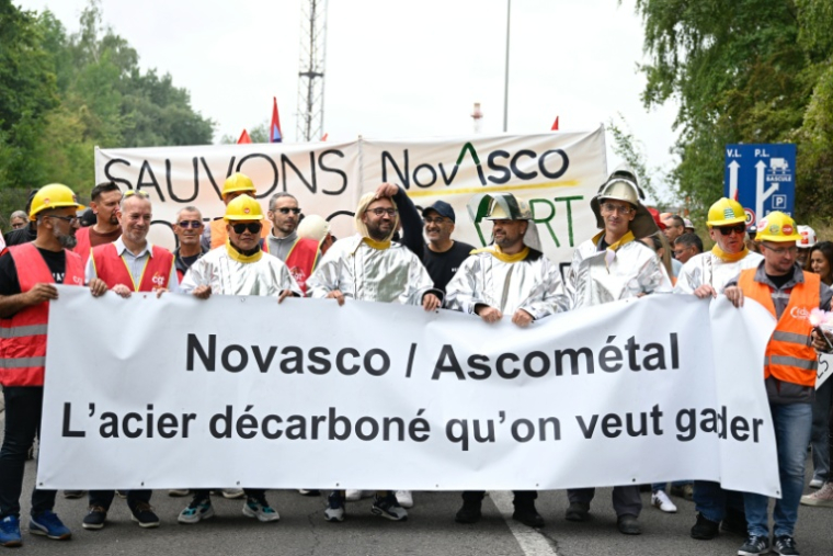 Les salariés de l'aciériste Novasco (ex-Ascometal, manifestant à Hagondange, le 4 septembre 2025.  ( AFP / Jean-Christophe VERHAEGEN )