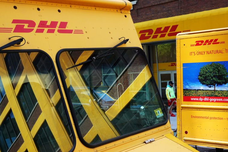 Des camions à l'extérieur d'un centre de livraison DHL à Manhattan, New York City
