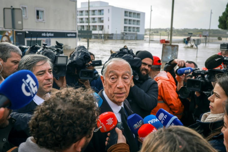 Le président portugais, Marcelo Rebelo de Sousa (C), lors d'un déplacement dans le village inondé d'Alcacer do Sal, dans le sud du Portugal, le 5 février 2026 ( AFP / PATRICIA DE MELO MOREIRA )