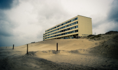 Le Sénat à majorité de droite a voté dimanche les modalités d’une indemnisation des propriétaires du «Signal», un immeuble de Soulac-sur-Mer (Gironde) devenu un symbole de l’érosion côtière. (Crédit photo: jacme31 - Flickr)