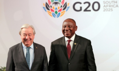 Le président sud-africain Cyril Ramaphosa (à droite) accueille le secrétaire général des Nations unies Antonio Guterres à son arrivée au sommet des dirigeants du G20 à Johannesburg (Afrique du Sud), le 22 novembre 2025 ( POOL / Halden KROG )