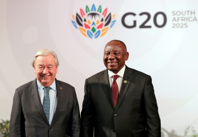 Le président sud-africain Cyril Ramaphosa (à droite) accueille le secrétaire général des Nations unies Antonio Guterres à son arrivée au sommet des dirigeants du G20 à Johannesburg (Afrique du Sud), le 22 novembre 2025 ( POOL / Halden KROG )
