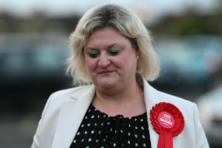 Karen Shaw, la candidate du parti travailliste, arrive au DCBL Stadium alors que les bulletins de vote sont recomptés pour l'élection partielle dans la circonscription de Runcorn & Helsby à Widnes, dans le nord-ouest de l'Angleterre, le 2 mai 2025 ( AFP / Oli SCARFF )