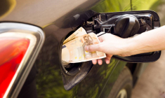 Prix de l'essence, sa conséquence inattendue sur l'obtention d'un prêt immobilier / iStock-artursfoto