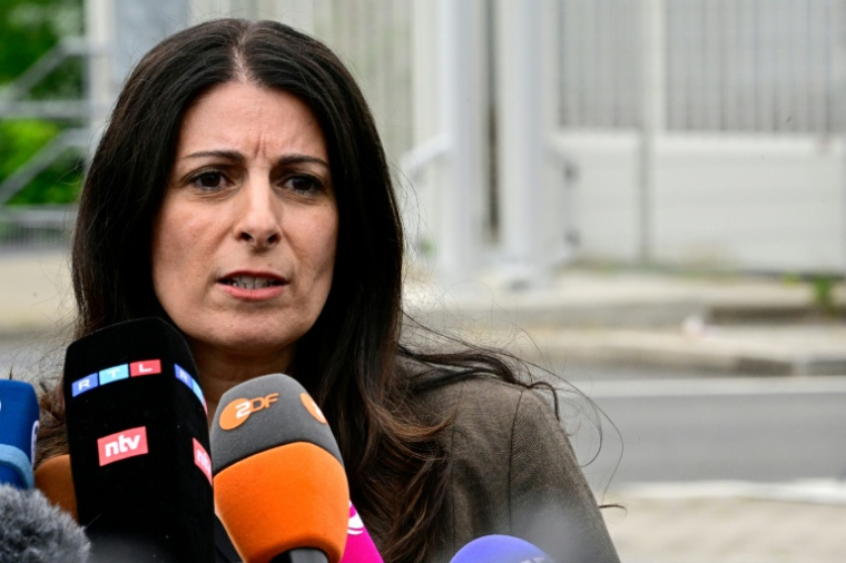 La présidente du comité d'entreprise du groupe Volkswagen, Daniela Cavallo, devant le siège de Volkswagen, à Wolfsburg, le 9 juillet 2026 ( AFP / Tobias SCHWARZ )