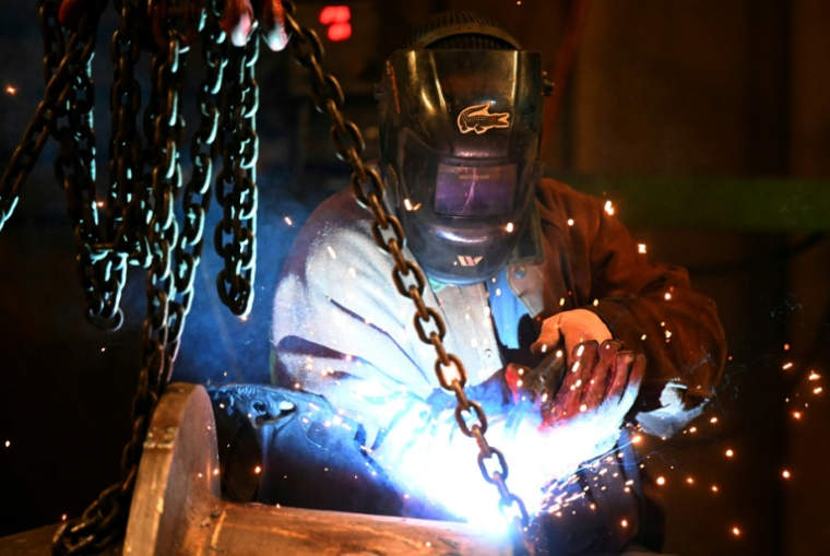 Un ouvrier soude une pièce à la fonderie Hachette et Driout à Saint-Dizier le 3 mars 2025, fonderie rachetée par la société française ACI Groupe en février 2025 ( AFP / FRANCOIS NASCIMBENI )