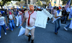 Un manifestant vêtu d'un costume se moquant du président américain Donald Trump participe à la journée nationale de manifestations "No Kings" à Los Angeles, Californie, le 18 octobre 2025 ( AFP / David Swanson )