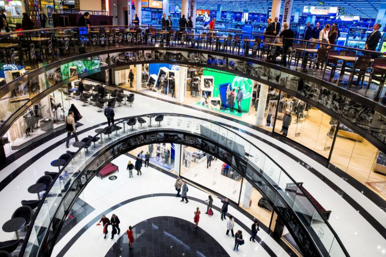 Photo d'archives montrant des gens dans le centre commercial Mall of Berlin