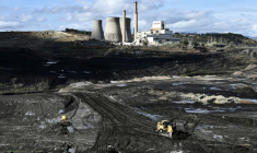 Un véhicule en opération aux abords d'une centrale au lignite à l’arrêt, près de Ptolémaïde, dans le nord-ouest de la Grèce, le 20 novembre 2025 ( AFP / Sakis Mitrolidis )