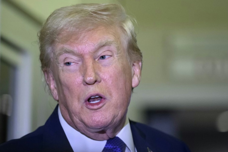 Le président américain Donald Trump s'adresse aux journalistes à bord d'Air Force One, alors qu'il est en route vers la base militaire d'Andrews depuis West Palm Beach, en Floride, le 16 février 2026 ( AFP / Mandel NGAN )