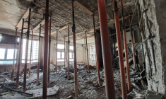 Sur cette photographie non datée diffusée le 20 avril 2026 par le bureau du secrétaire en chef adjoint pour l'administration de Hong Kong figurent les restes d'un immeuble d'appartement de Wang Fuk Court endommagé dans un incendie en novembre ( Office of Hong Kong's Deputy Chief Secretary for Administration / Handout )