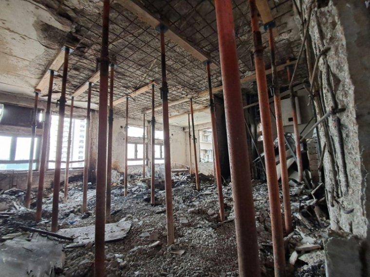 Sur cette photographie non datée diffusée le 20 avril 2026 par le bureau du secrétaire en chef adjoint pour l'administration de Hong Kong figurent les restes d'un immeuble d'appartement de Wang Fuk Court endommagé dans un incendie en novembre ( Office of Hong Kong's Deputy Chief Secretary for Administration / Handout )