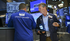 Des opérateurs à la Bourse de New York, le 2 juin 2025 ( AFP / ANGELA WEISS )
