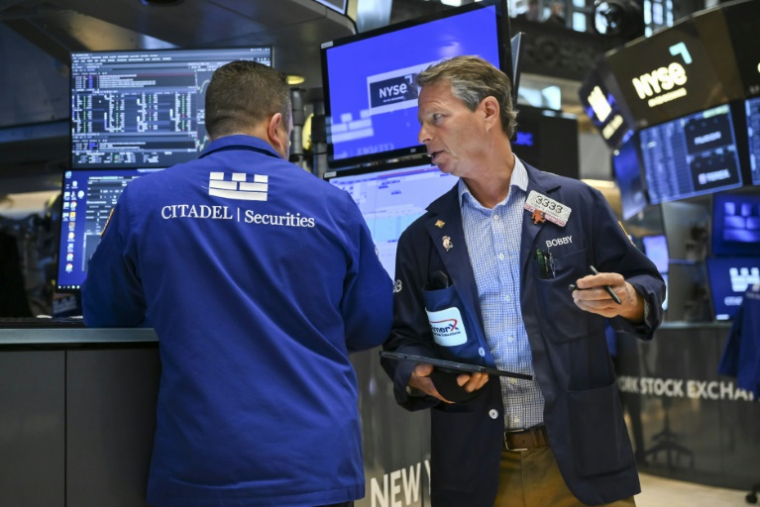 Des opérateurs à la Bourse de New York, le 2 juin 2025 ( AFP / ANGELA WEISS )