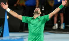 Le Serbe Novak Djokovic exulte après sa victoire face à l'Italien Jannik Sinner en demi-finale de l'Open d'Australie, le 30 janvier 2026 à Melbourne ( AFP / IZHAR KHAN )