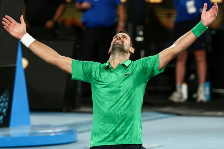 Le Serbe Novak Djokovic exulte après sa victoire face à l'Italien Jannik Sinner en demi-finale de l'Open d'Australie, le 30 janvier 2026 à Melbourne ( AFP / IZHAR KHAN )