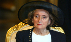 Bernadette Chirac écoute un discours de la reine d'Angleterre Elizabeth II au Sénat, à Paris, le 6 avril 2004 ( AFP / Eric Feferberg )